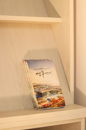 Un libro titulado "2025 APEC" en una estantería.