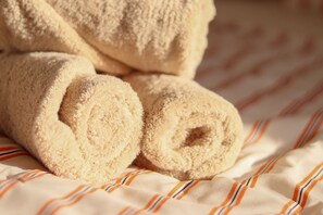 加厚床垫、客房内保险箱、办公桌、笔记本电脑工作区