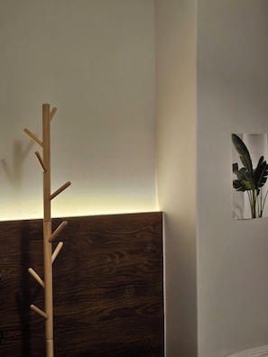 Nệm có lớp đệm bông, két bảo mật tại phòng, bàn