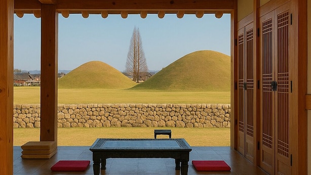 Ein traditioneller Holzkiosk mit Blick auf eine grüne Landschaft und Hügel.