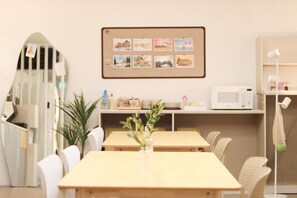 Lobby sitting area - Travel Light Hostel Gyeongju (Gyeongju)