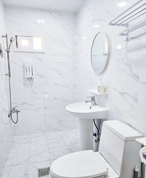 Shower, free toiletries, hair dryer, slippers - Travel Light Hostel Gyeongju (Gyeongju)