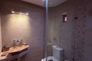 Shower, slippers, towels, soap - 3A retreat (Sti Fadma)