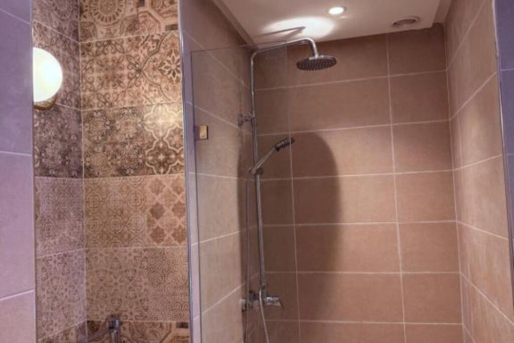 Douche, chaussons, serviettes fournies, savon