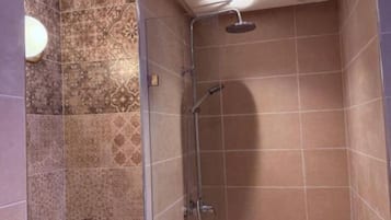 Douche, chaussons, serviettes fournies, savon