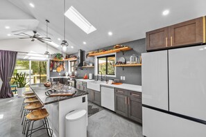 電子レンジ、オーブン、コンロ、食器洗い機