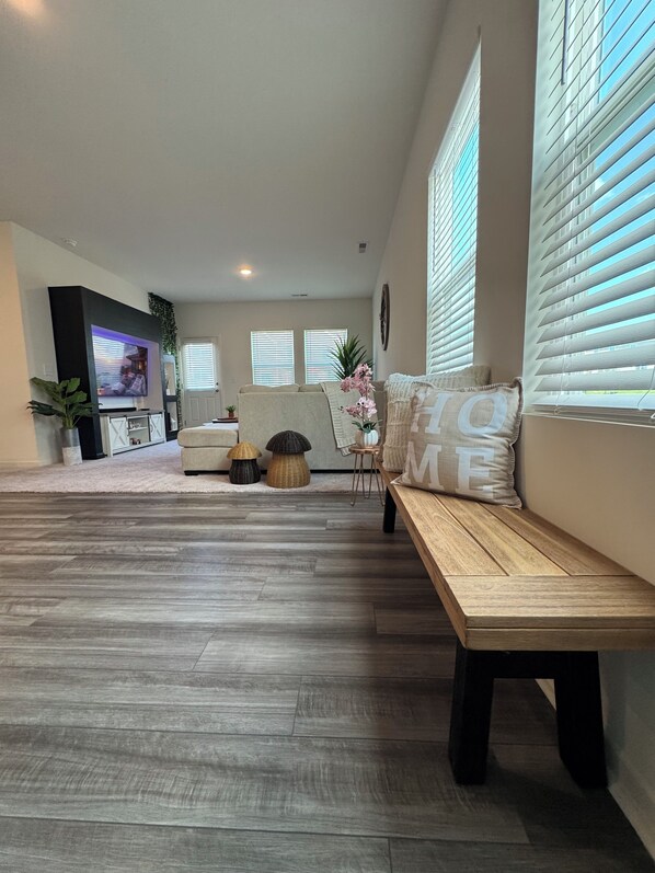 Smart TV, books - Stylish and Open concept Retreat in Clayton, NC (Clayton)