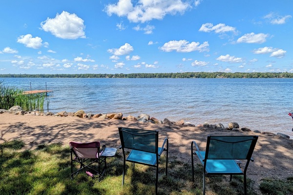 En la playa, sillas reclinables de playa