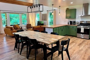 Fridge, microwave, oven, stovetop - Pickle/Basketball, Gym, Rockwall, Arcade, Hot Tub! (Lumpkin County)
