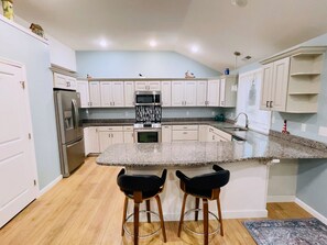 Private kitchen - The Whelk - Cozy, Pet-Friendly & Accessible Cottage in the Heart of Chincoteague (Chincoteague)