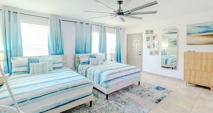 Sanford Story House- Pool, Mini Golf, Arcade and Fire Pit!