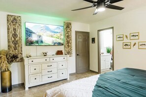 6 Schlafzimmer, Schreibtisch, Bügeleisen/Bügelbrett, Reisekinderbett
