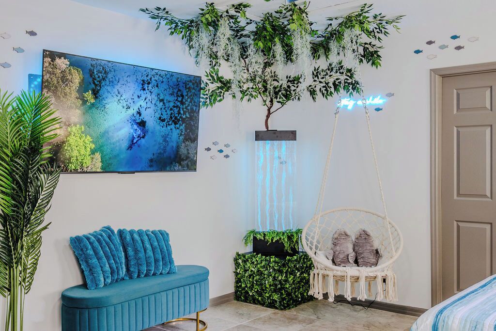 6 bedrooms, desk, iron/ironing board, travel crib