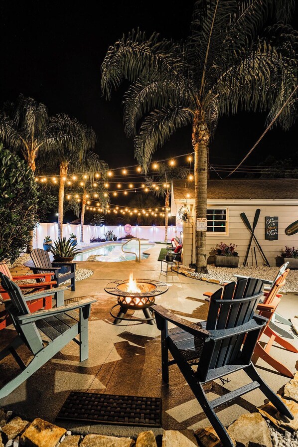 Outdoor pool - Sanford Story House- Pool, Mini Golf, Arcade and Fire Pit! (Sanford)