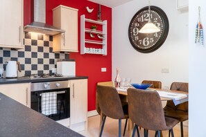 High chair - Beachcomber Seaside Apartment - 2 Bedroom - Tenby (Tenby)