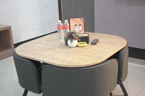 Executive-Doppelzimmer | Essbereich im Zimmer
