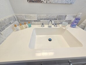 Sèche-cheveux, serviettes fournies, savon, papier toilette