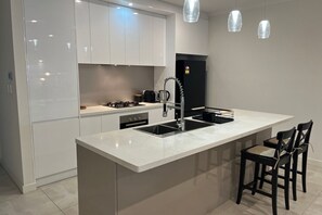 Refrigerador, microondas, horno y parrilla de estufa