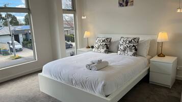 3 habitaciones, escritorio, tabla de planchar con plancha y wifi