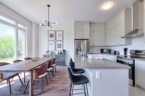 Four à micro-ondes, un four, surface de cuisson, lave-vaisselle