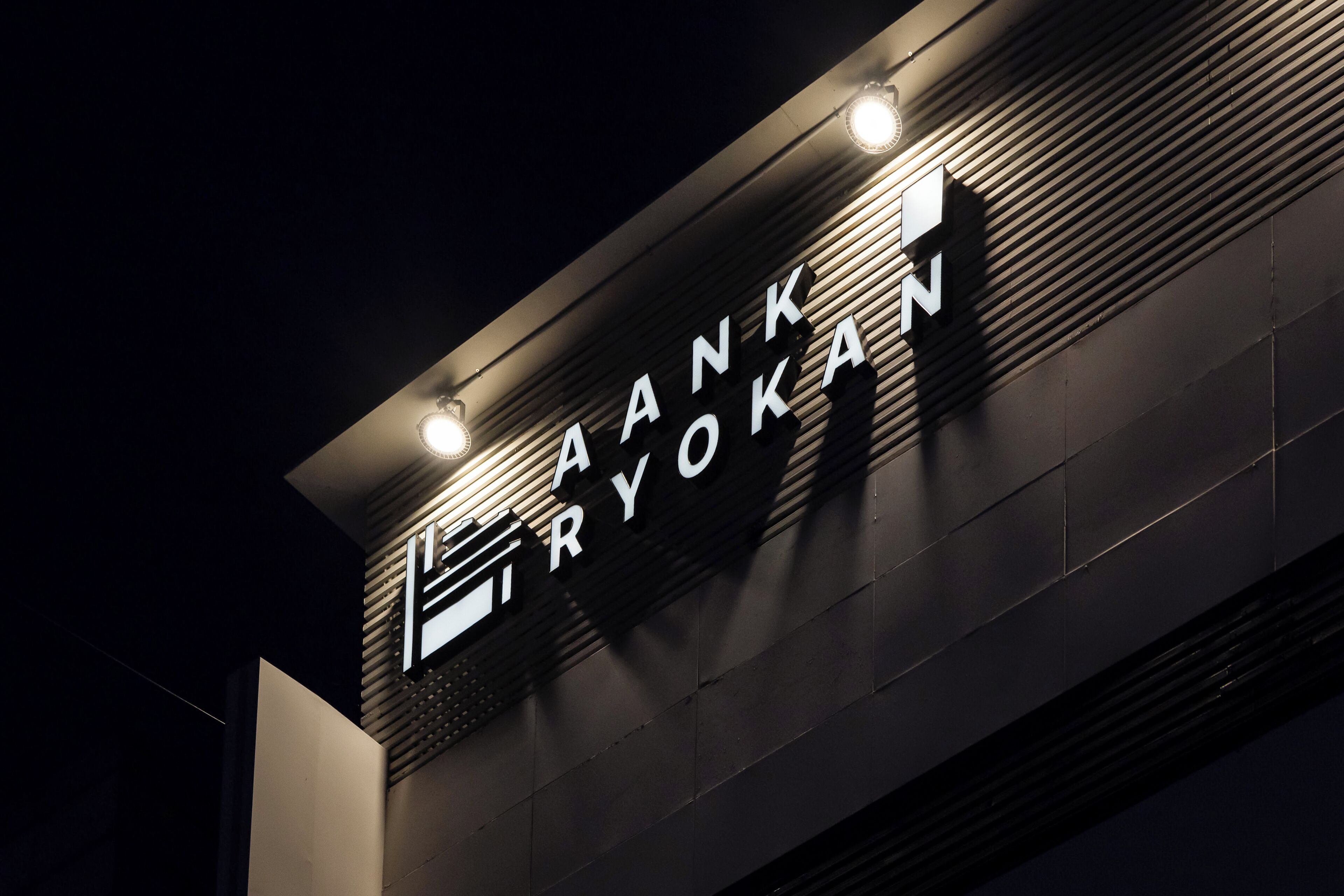 Un edificio con un cartello che riporta la scritta "BANK IRYOKAN".