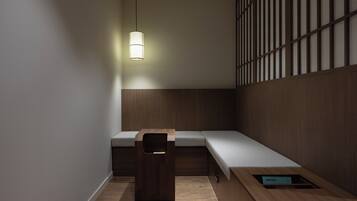 Una habitación moderna y minimalista con un banco de madera, una mesita y un aplique de pared.