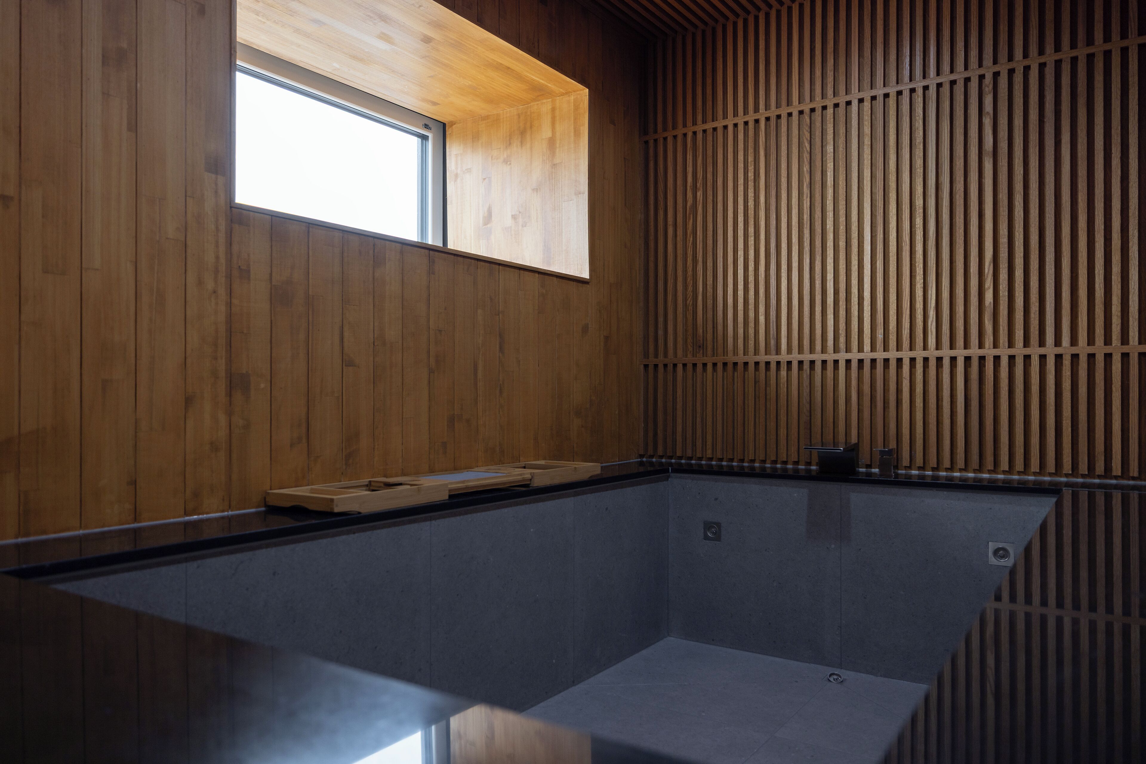 Deep-soaking bathtub, hair dryer, bathrobes, bidet