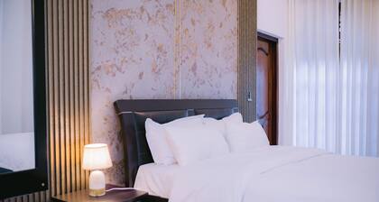 Room W/ Garden View + Queen Size Bed