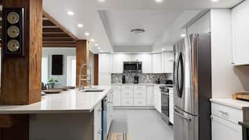 冰箱、微波炉、烤箱、炉灶