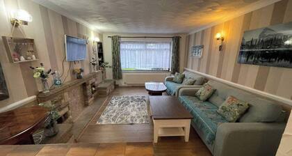 Basildon - Stay 5 - Garden - Parking - Town Centre