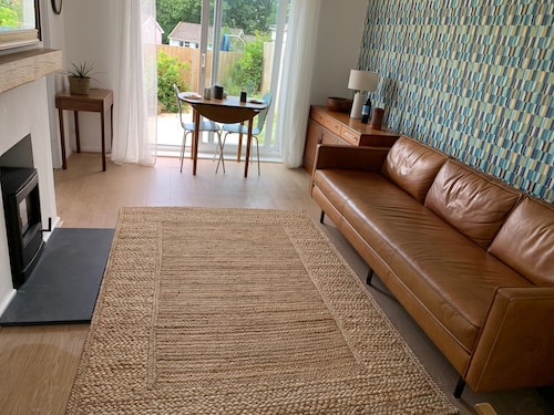 2 Bed-Sleeps 4-Parking-Pets-10 min walk to Beach