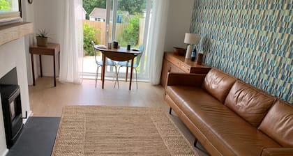 2 Bed-Sleeps 4-Parking-Pets-10 min walk to Beach