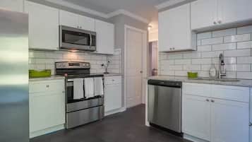 Microondas, horno, parrilla de estufa y lavavajillas