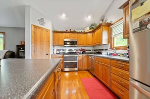 Fridge, microwave, oven, stovetop - Brown County Home on 135 South SWIM SPA (Nashville)