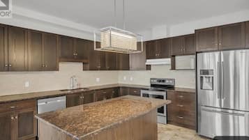 Microondas, horno, parrilla de estufa y lavavajillas