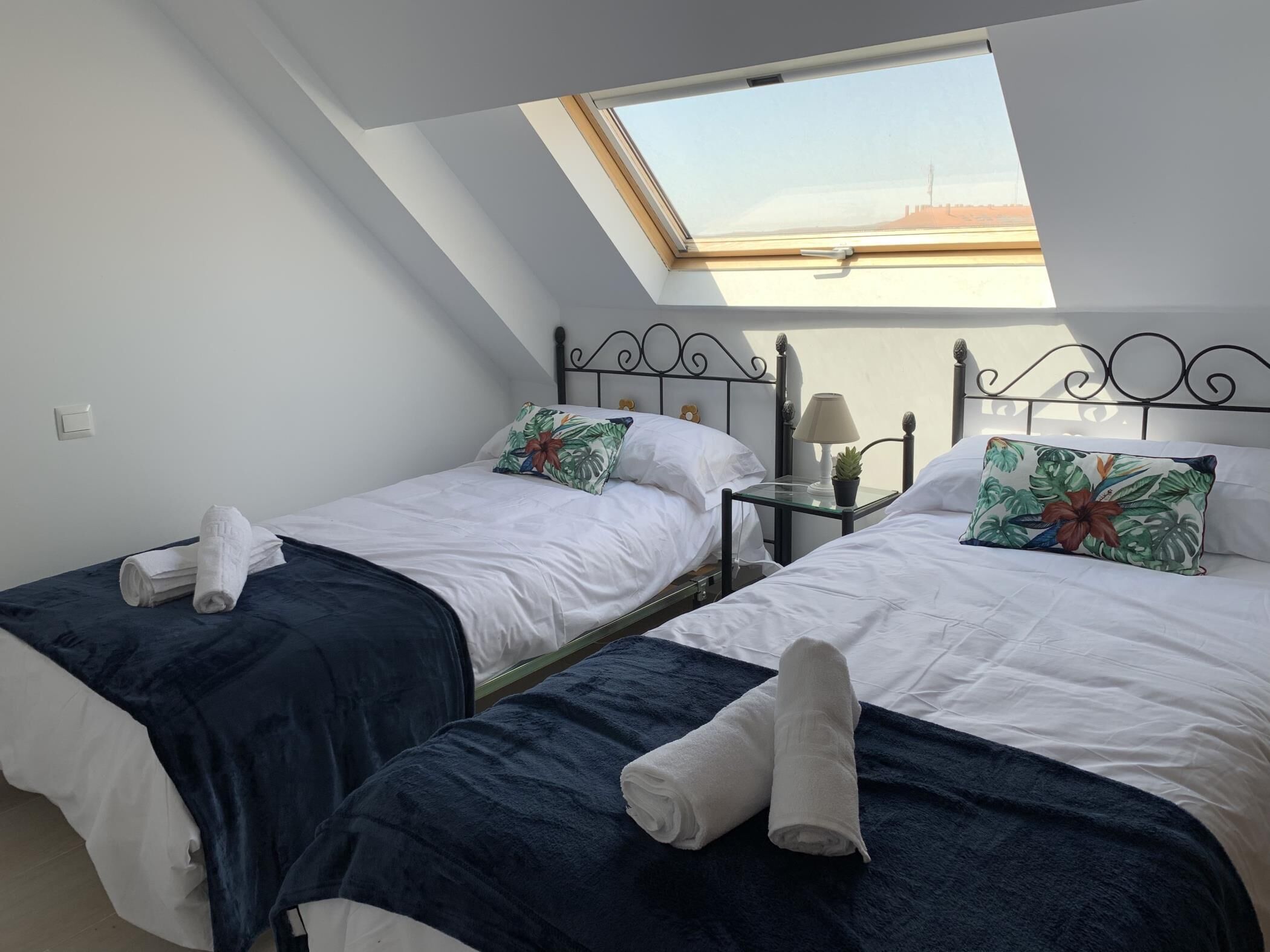 2 habitaciones, tabla de planchar con plancha, internet y ropa de cama 