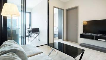Apartment, 1 Bedroom, Accessible, Smoking | Living room
