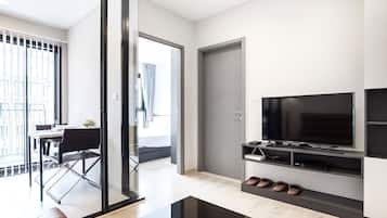 Apartment, 1 Bedroom, Accessible, Smoking | Living room