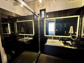 Dusche, Haartrockner, Handtücher, Seife