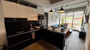 Frigorífic, microones, forn i placa de cuina