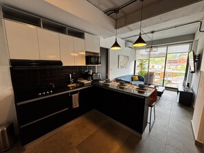 Geladeira, micro-ondas, fogão, cooktop