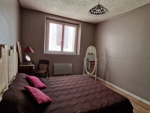 3 habitaciones, tabla de planchar con plancha y internet 