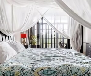 4 bedrooms, iron/ironing board, Internet, bed sheets