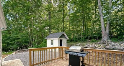 Cozy cottage with AC and lake access in charming Connecticut suburb.