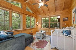 2 bedrooms, desk, iron/ironing board, free WiFi - Oh Deer Scarlett in Pisgah Forest (Pisgah Forest)