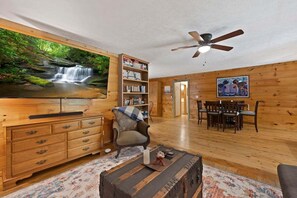 Smart TV, fireplace, books - Oh Deer Scarlett in Pisgah Forest (Pisgah Forest)