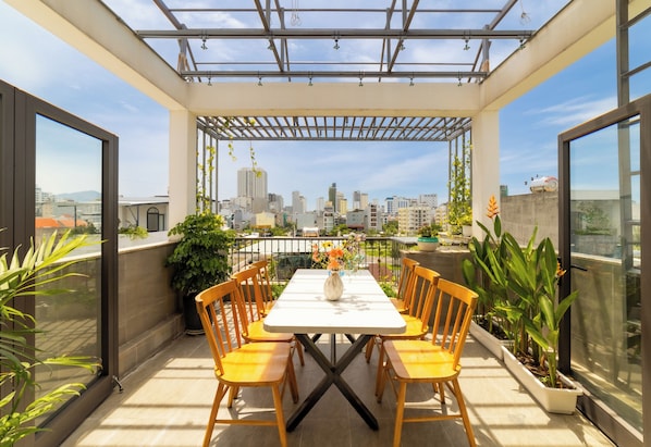 Outdoor dining