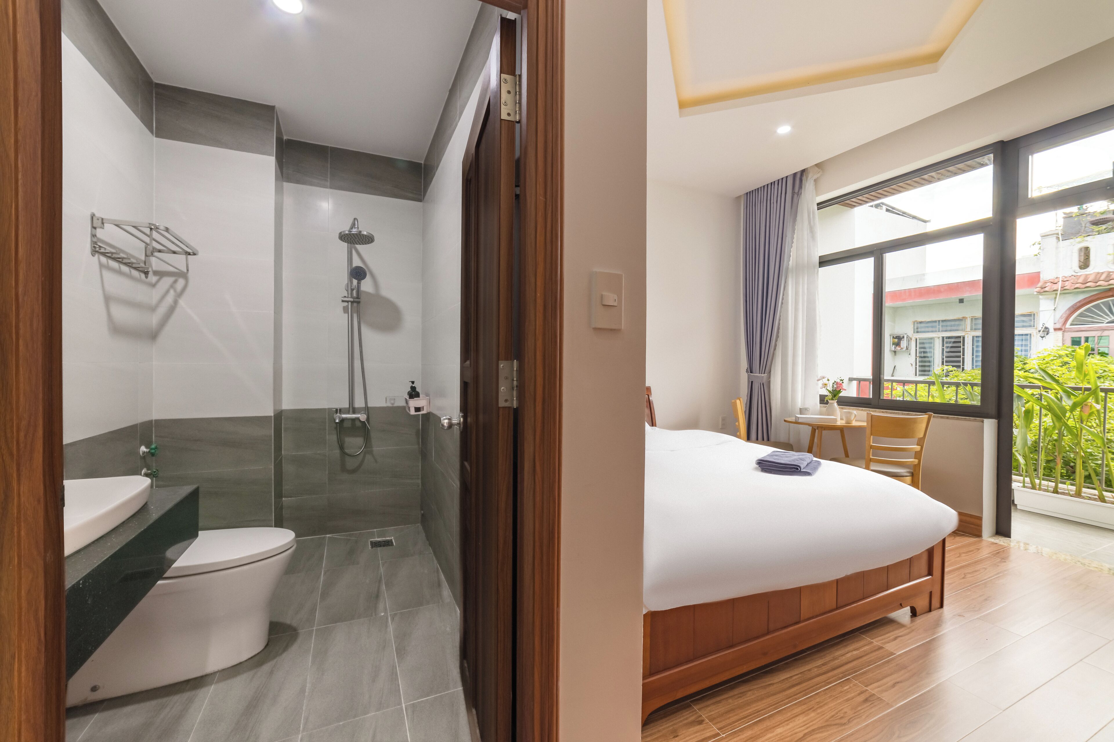 Shower, hair dryer, bidet, towels