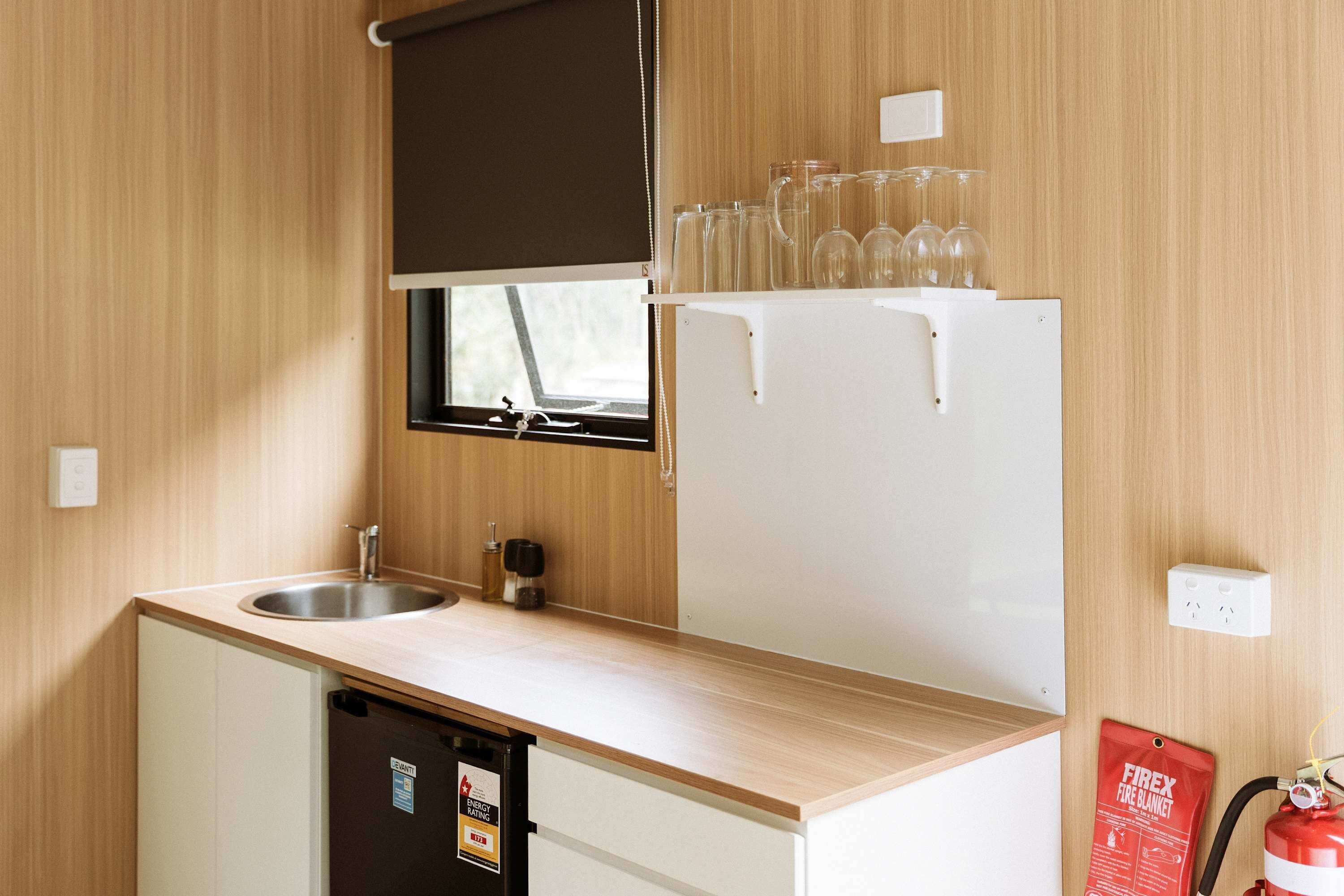 Kühlschrank, Mikrowelle, Herdplatte, Wasserkocher mit Kaffee-/Teezubehör