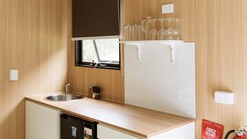 Geladeira, micro-ondas, cooktop, cafeteira/chaleira